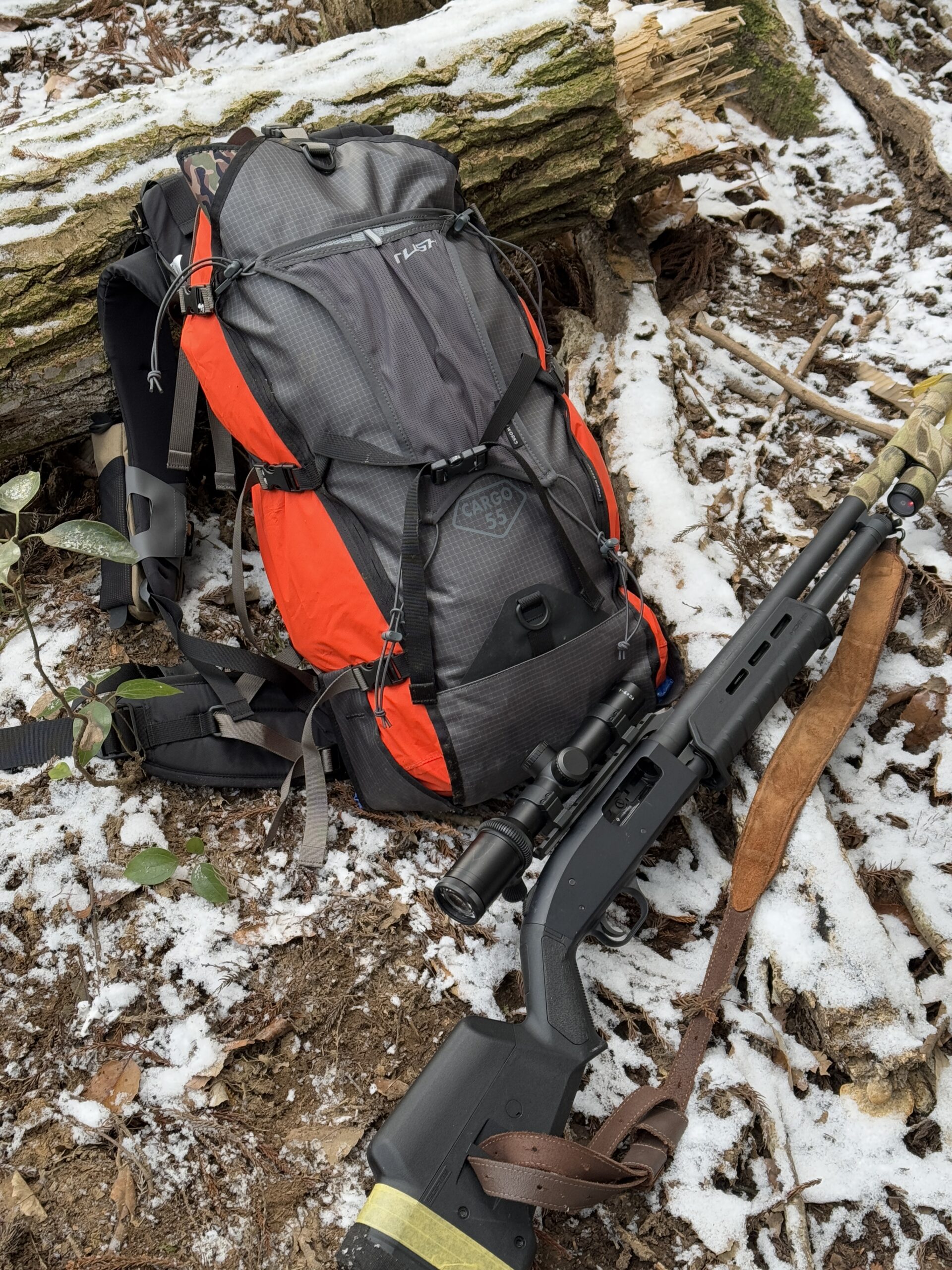 散弾銃とバックパック